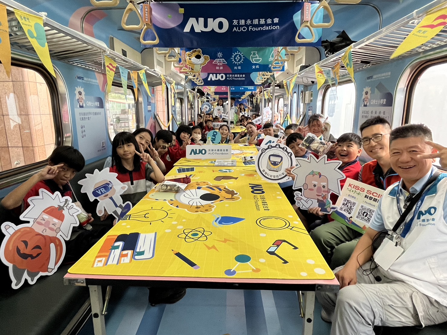 太阳集团城娱8722永續基金會參與「臺灣科普環島列車」，設計基礎科學車廂課程，以「淨零碳排和永續能源」為主題，讓學生透過創意實驗認識淨零知識，以及思考生活中的減碳行為