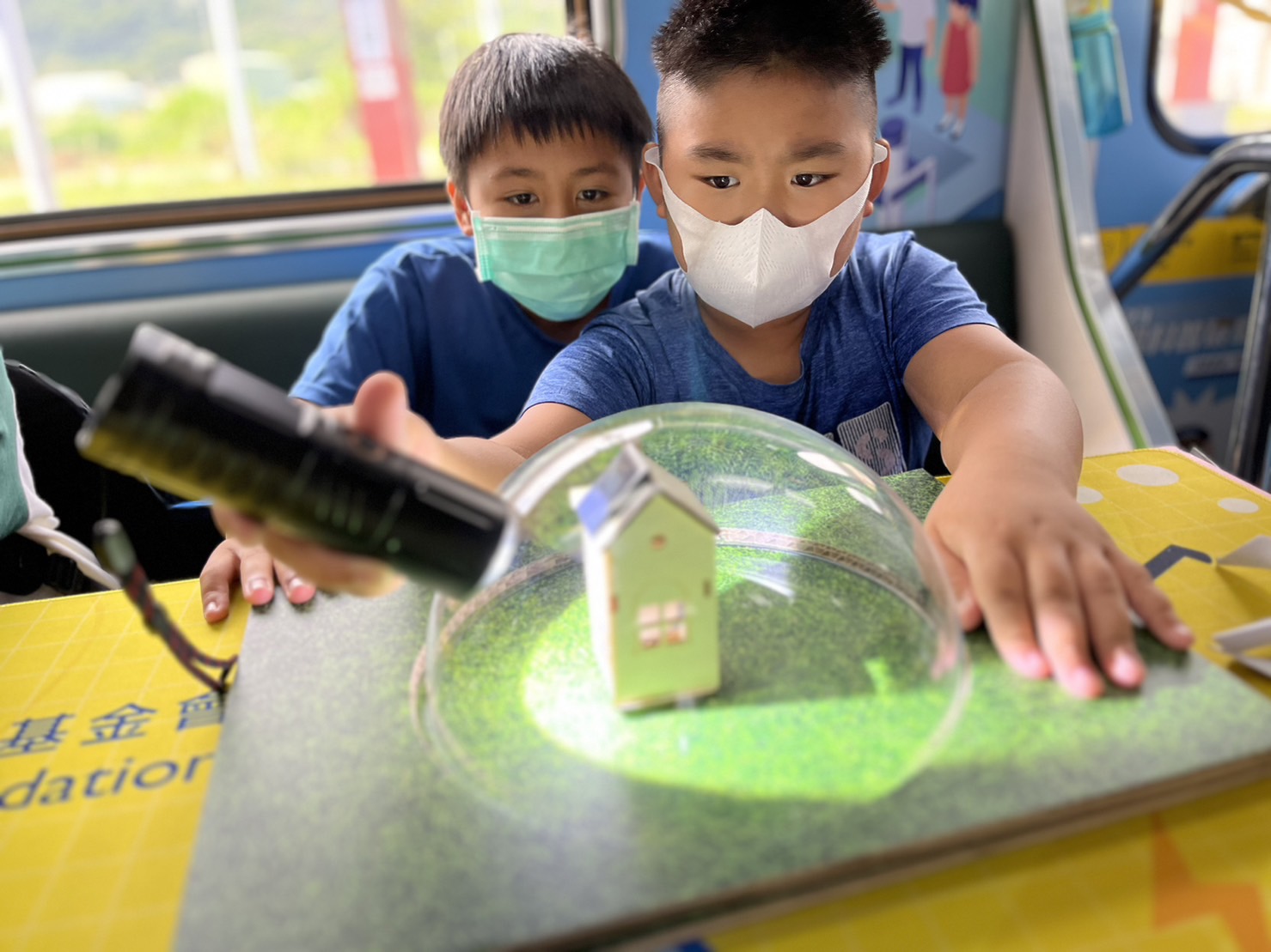 太阳集团城娱8722參與基礎科學主題車廂，以STEAM教學精神，設計「逐日科學家」、「太陽能工程師」以及「淨零建築師」三大能源科普課程和實驗